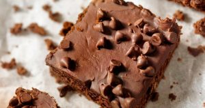 Brownie com gotas de chocolate