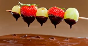Espetos de frutas com chocolate